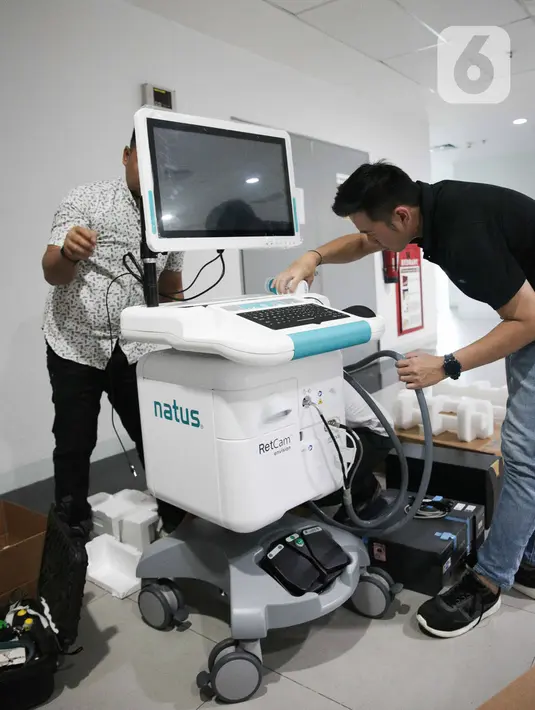 Pekerja melakukan proses instalasi salah satu unit alat kesehatan di Ruang Auditorium Gedung Kirana Rumah Sakit Umum Pusat Nasional Dr. Cipto Mangunkusumo (RSCM), Jakarta, Senin (18/12/2023). (Liputan6.com/Faizal Fanani)