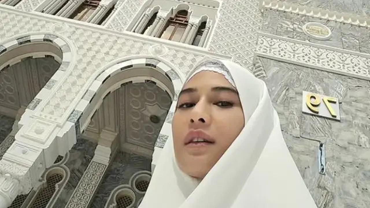 Potret Dian Sastrowardoyo Pakai Hijab Putih saat Umrah, Netizen Sebut Cantik Bak Bidadari Surga