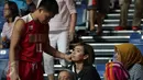 Pebasket Indonesia, Andakara Prastawa Dhyaksa (berdiri) menghampiri pevoli Yolla Yuliana usai berlaga di semifinal SEA Games ke-28 melawan Singapura di OCBC Arena Singapore, Minggu (14/6/2015). Indonesia unggul 87-74. (Liputan6.com/Helmi Fithriansyah)