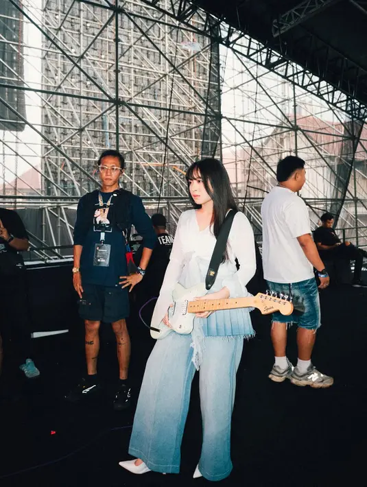 Penyanyi berusia 20 tahun itu tampil dengan busana gradasi putih denim yang edgy namun elegan [@bernadyaribka]