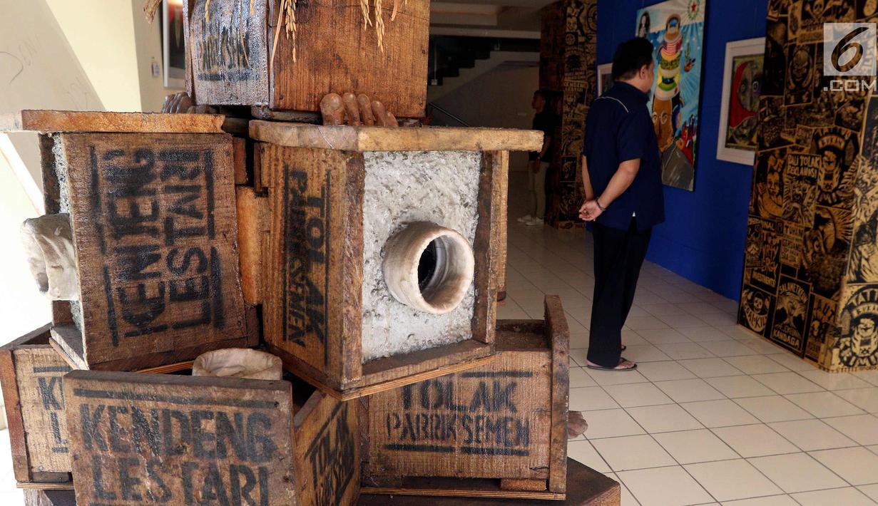 Pengunjung melihat Pameran Visual bertajuk "Pang! No Border, No Class" yang di selenggarakan di Galeri Cipta 3, Tim, Jakarta Pusat (22/4). Pameran ini menampilkan karya empat perupa. (Liputan6.com/Johan Tallo)