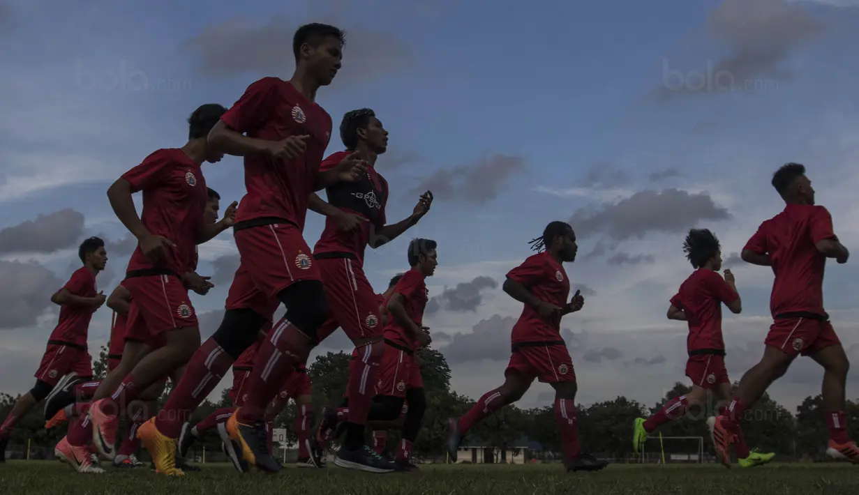 Para pemain Persija berlari saat latihan perdana Macan Kemayoran di Lapangan Sutasoma, Jakarta, Senin (18/12/2017). Latihan ini diikuti oleh 31 pemain, yang tujuh diantaranya pemain baru. (Bola.com/Vitalis Yogi Trisna)