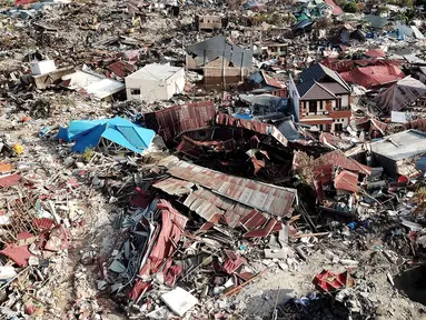 Pandangan udara Perumnas Balaroa yang rusak dan ambles akibat gempa bumi Palu, Sulawesi Tengah, Jumat (5/10). Berdasarkan data Lapan, dari 5.146 bangunan rusak sebanyak 1.045 di antaranya Perumnas Balaroa yang ambles. (Liputan6.com/Fery Pradolo)