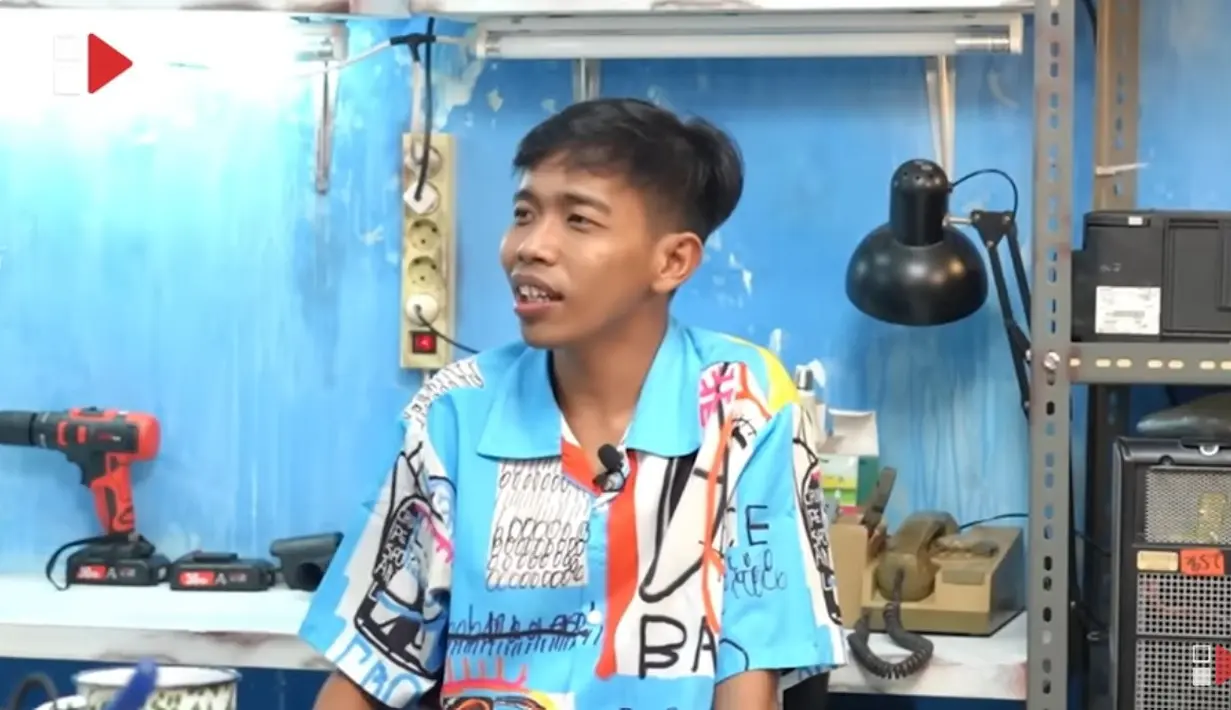 Nasib malang itu diceritakan Dede saat menjadi bintang tamu HAS Creative. Ia pun menceritakan bahwa sebelum menikahi perempuan yang jadi istrinya sekarang, sebelumnya sempat dua kali menikah. [Youtube/HAS Creative]