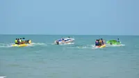 Banana Boat (Image by Arief Sulung from Pixabay)