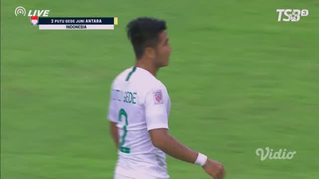 Berita video momen kartu merah untuk bek Timnas Indonesia, I Putu Gede, saat menghadapi Singapura pada laga pertama Grup B Piala AFf 2018, Jumat (9/11/2018).