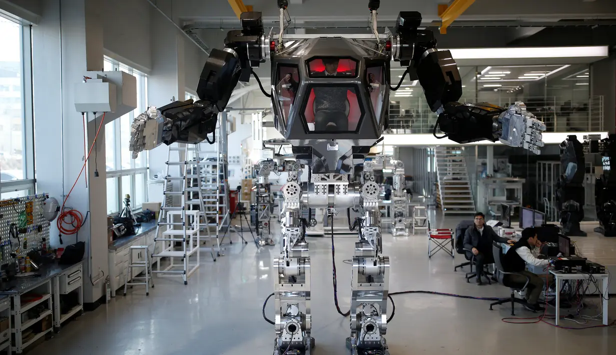 Seorang karyawan mengontrol lengan robot berawak "METODE-2" selama demonstrasi di Gunpo, Korea Selatan, (27/12). Robot ini memiliki dua lengan yang dapat dikontrol melalui pemetaan langsung dari gerakan sang pilot. (Reuters/Kim Hong-Ji)