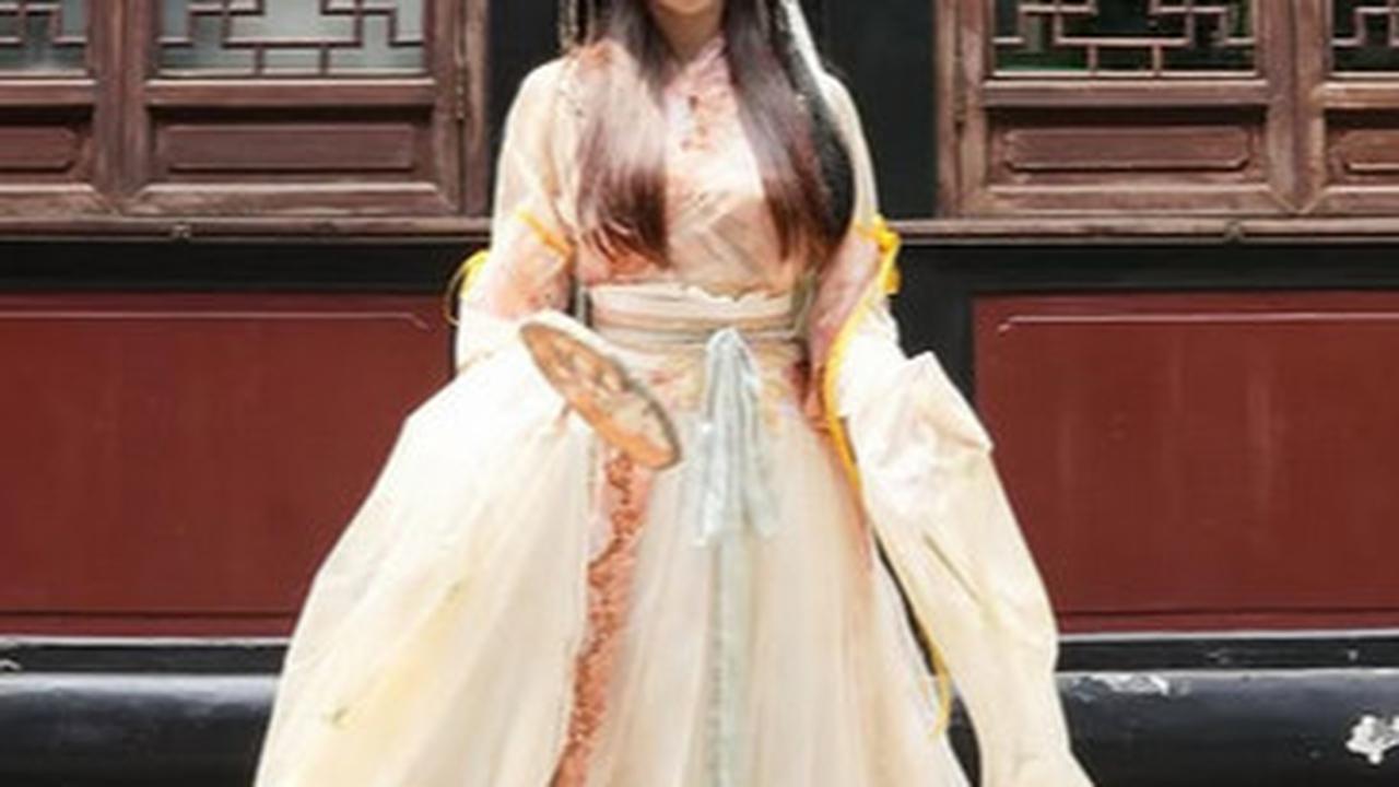 5 Potret Cantik Fuji Pakai Hanfu di China, Anggun Bak Putri Negeri Dongeng
