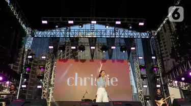 Penampilan penyanyi Christie di acara KapanLagi Buka Bareng BRI Festival 2024 di Plaza Timur Senayan, Jakarta, Sabtu (23/3/2024). (Liputan6.com/Herman Zakharia)