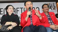 Basuki  Tjahaja Purnama (Ahok) didampingi Djarot Saiful Hidayat dan Ketum PDIP Megawati Soekarnoputri memberi keterangan usai resmi mendaftar maju pada Pilkada DKI Jakarta 2017, di KPUD DKI Jakarta, Rabu (21/9). (Liputan6.com/Immanuel Antonius)