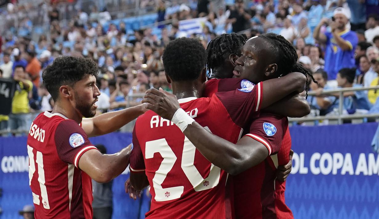 Selebrasi para pemain Timnas Kanada merayakan gol penyeimbang 1-1 ke gawang Timnas Uruguay yang dicetak Ismael Kone (kanan) pada laga perebutan tempat ketiga Copa America 2024 di Bank of America Stadium, Charlotte, Amerika Serikat, Minggu (14/7/2024) pagi WIB. (AP Photo/Jacob Kupferman)