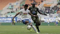 Striker PSIS Semarang, Hari Nur, berebut bola dengan bek Tira Persikabo, Mountala Zoubairou, pada laga Shopee Liga 1 di Stadion Pakansari, Bogor, Jumat (22/11). PSIS menang 2-1 atas Tira Persikabo. (Bola.com/Yoppy Renato)
