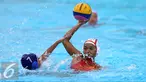 Pemain Jawa Barat, Hanna Firdaus (kiri) berusaha menghalangi pemain DKI Jakarta pada final polo air PON XIX di Kolam Renang Si Jalak Harupat, Kab Bandung, Senin (26/9/2016). DKI Jakarta unggul dengan skor 14-8. (Liputan6.com/Helmi Fithriansyah)