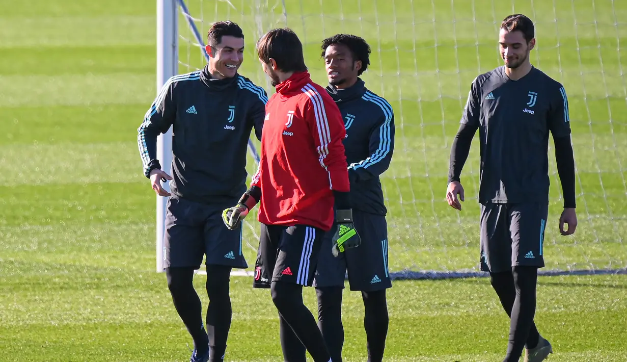 Penyerang Juventus, Cristiano Ronaldo dan rekan-rekannya bercanda saat tiba mengikuti sesi latihan tim di Turin, Italia (10/12/2019). Juventus akan bertanding melawan wakil Jerman, Bayern Leverkusen pada Grup D Liga Champions di BayArena. (AFP/Marco Bertorello)