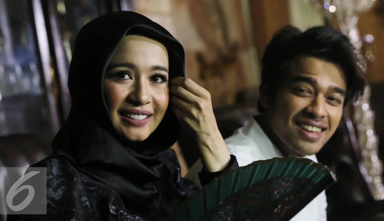 Laudya Cynthia Bella (kiri) memuji kualitas suara Wafda saat pembuatan video klip ost film 'Surga yang Tak Dirindukan 2', Jakarta, Jumat (14/10). Bella bersyukur mendapat rekan duet seperti Wafdah (Liputan6.com/Herman Zakharia)