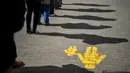 Warga melakukan social distancing atau menjaga jarak saat mengantre di depan kantor pos di Debrecen, Hungaria, Senin (16/3/2020). Social distancing adalah cara terbaik untuk mencegah penyebaran virus corona COVID-19. (Zsolt Czegledi/MTI via AP)