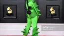 Penyanyi Tayla Parx sukses mencuri perhatian lewat pakaiannya di red carpet Grammy Awards 2022. Pelantun lagu “Dance Alone” ini tampil dengan kostum hijau bak dinosaurus.  (Instagram/taylaparx)