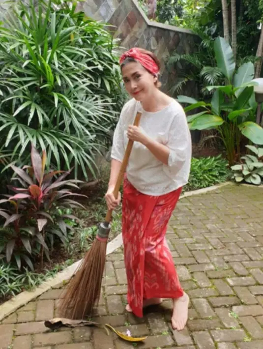 Di rumah Widyawati terlihat banyak jenis tanaman. (Foto: Instagram/@widyawati_sophiaan)