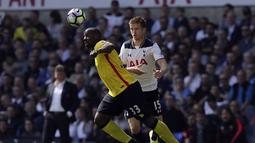 Pemain Watford, Stefano Okaka Chuka (kiri) menghalau bola dari kejaran pemain Tottenham, Eric Dier pada lanjutan Premier League pekan ke-32 di  White Hart Lane, London, (8/4/2017). Tottenham menang 4-0. (AP/Tim Ireland)