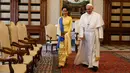 Aung San Suu Kyi berbincang dengan Paus Fransiskus di Vatikan (4/5). Vatikan mengkonfirmasikan sebuah kesepakatan yang merupakan langkah terakhir dalam rehabilitasi negara Asia Tenggara oleh masyarakat internasional. (AFP Photo/Pool/Tony Gentle)
