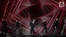(Kiri ke kanan) Personel boyband Backstreet Boys Nick Carter, Howie Dorough, A.J. McLean, Brian Littrell, dan Kevin Richardson tampil menghibur penggemarnya saat konser di JIExpo Kemyoran, Jakarta, Sabtu (26/10/2019). Konser bertajuk DNA World Tour Jakarta 2019. (Fimela.com/Bambang Ekoros Purnama)