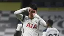 Gelandang Tottenham Hotspur, Son Heung-min berselebrasi usai mencetak gol ke gawang Manchester City pada pertandingan lanjutan Liga Inggris di Stadion Tottenham Hotspur di London, Inggris, Sabtu (21/11/2020). Tottenham menang atas City 2-0. (Neil Hall/Pool via AP)