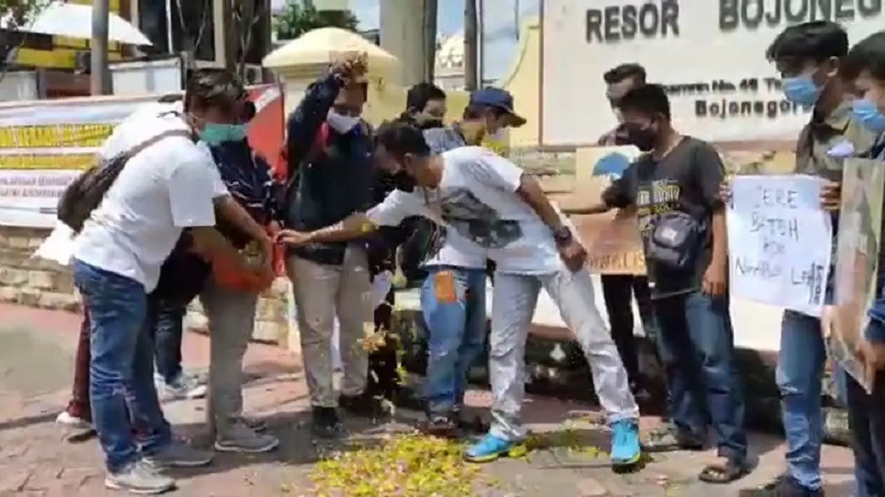 Sejumlah wartawan di Bojonegoro demo menolak aksi kekerasan kepada Nurhadi. (ahmad Adirin/Liputan6.com)
