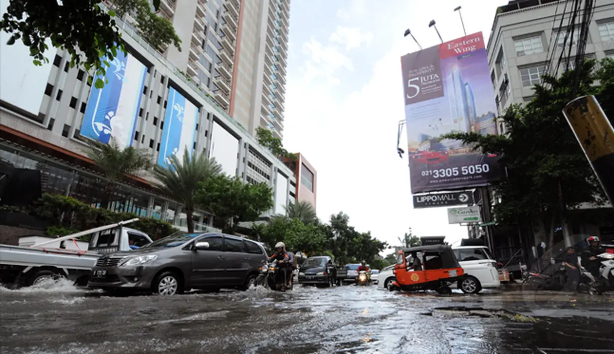 Hujan yang mengguyur Jakarta sejak Minggu (8/2/2015) mengakibatkan banjir di sejumlah wilayah. Tampak, situasi jalan Kemang Raya, Jakarta pada Selasa (10/2/2015). (Liputan6.com/Helmi Fithriansyah)