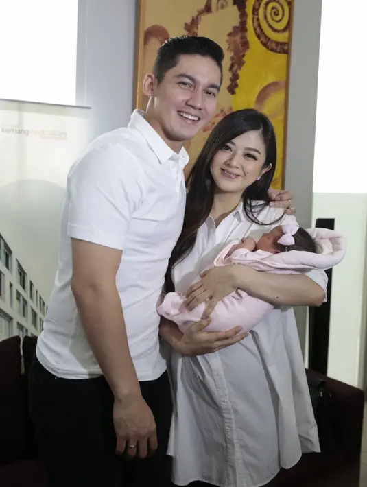 "Luar biasa sekali. Ini kejutan sekali dari awal pengin normal dikasih beneran. Walau bukaan delapan aku yang aduh kenapa enggak milih caesar aja. Tapi aku tetap bertahan keinginan dari awal. Berdamai dengan diri sendiri aja. Aku puas banget,"kata Franda.