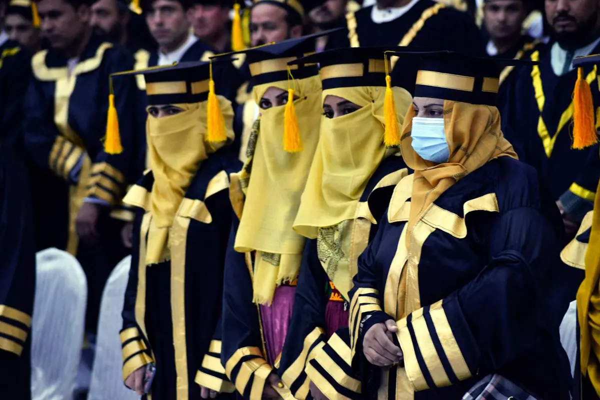 Para mahasiswa dan mahasiswi menghadiri wisuda di Universitas Mirwais Nija di Kandahar, Afghanistan, Sabtu, 27 November 2021. (AFP)