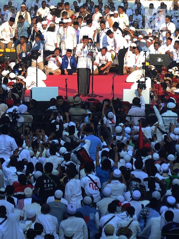 Calon wakil presiden nomor urut 02 Sandiaga Uno menyapa para pendukung dalam kampanye akbar Prabowo-Sandi di Stadion Utama Gelora Bung Karno (SUGBK), Jakarta, Minggu (7/4). Sejumlah tokoh nasional pendukung Prabowo - Sandiaga pun turut hadir. (merdeka.com/Arie Basuki)