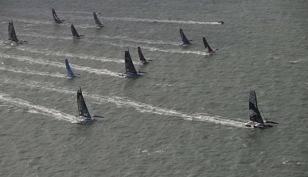 Peserta lomba perahu layar meninggalkan pelabuhan Le Havre, Prancis saat akan mengikuti perlombaan Transat Jacques Vabre, Minggu (7/11/2021). (AFP/Loic Venance)