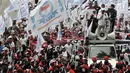 Peserta aksi dari sejumlah elemen buruh melakukan konvoi dalam peringatan Hari Buruh Sedunia di kawasan Jakarta, Rabu (1/5/2019). Buruh dari berbagai daerah di Jabodetabek serentak turun ke jalan menuju Istana Negara untuk menyuarakan 7 tuntutan. (merdeka.com/Iqbal S Nugroho)