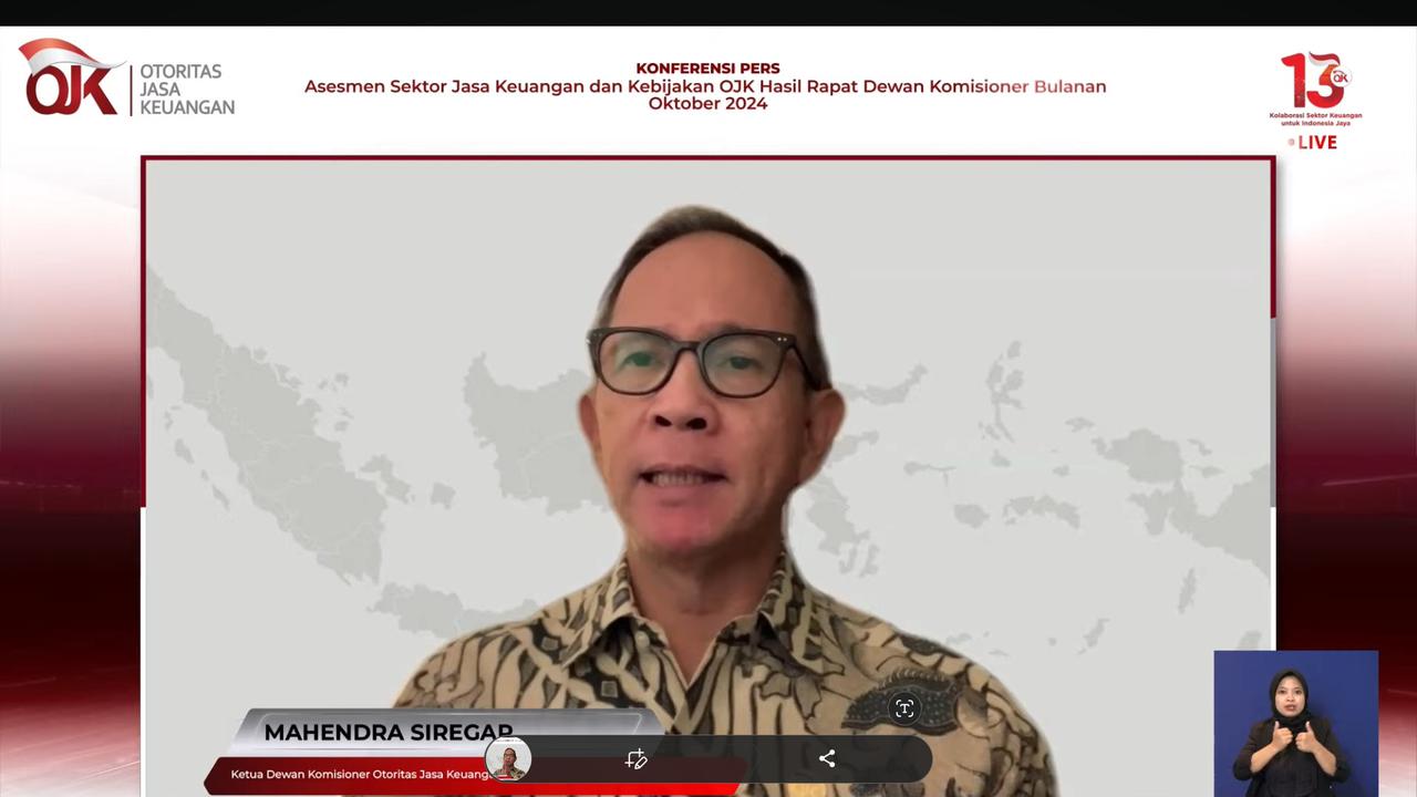 Ketua Dewan Komisioner Otoritas Jasa Keuangan (OJK) Mahendra Siregar  dalam Konferensi Pers RDKB Oktober 2024, Jumat (1/11/2024). (Tira/Liputan6.com)