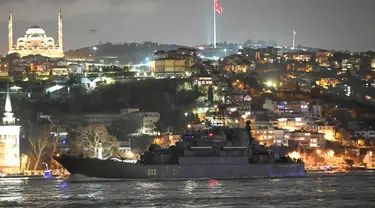 Salah satu dari tiga kapal angkatan laut Rusia, kapal pendarat besar kelas Ropucha "Olenegorsky Gornyak" berlayar melalui Selat Bosphorus dalam perjalanan ke Laut Hitam melewati kota Istanbul (9/2/2022). Kapal perang Rusia menuju ke Laut Hitam dari Mediterania untuk latihan angkatan laut.  (AFP/Ozan