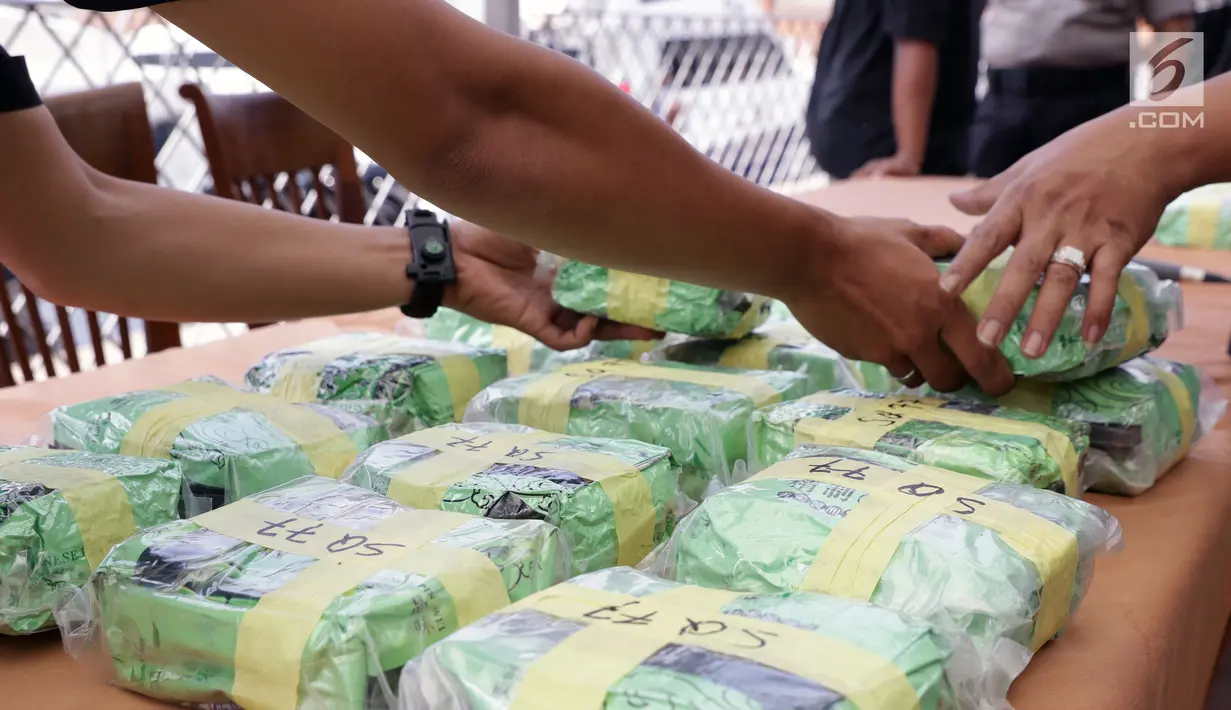 Petugas menunjukkan narkoba jenis sabu saat pengungkapan di Kawasan Batavia Marina, Jakarta, Selasa (11/6/2019). Petugas Tindak Pidana Narkoba Bareskrim Polri mengungkap penyelundupan 37 Kg sabu asal Malaysia menggunakan kapal pesiar jenis yacht. (Liputan6.com/Helmi Fithriansyah)