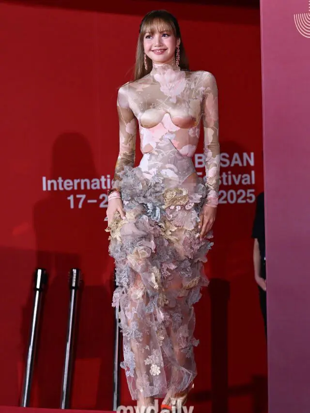 Dari Emmy ke BIFF 2025, Lisa BLACKPINK Tampil Bak Peri Modern dengan Gaun Nude Floral Ekspos Pinggul