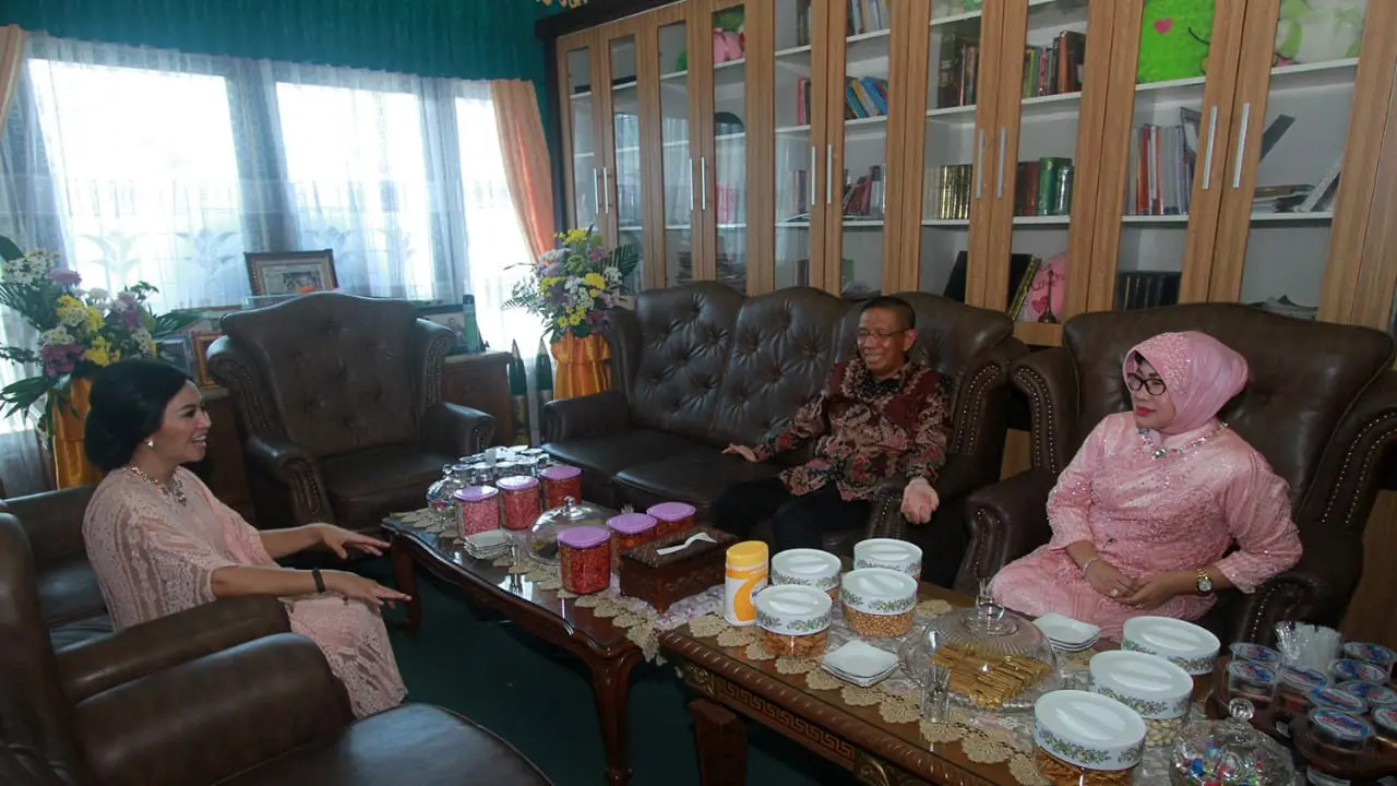 Calon Gubernur Kalimantan Barat (Kalbar) nomor urut dua, Karolin Margret Natasa mengunjungi kediaman pesaingnya Sutarmidji di Pilkada Kalbar di momen Hari Raya Idul Fitri (Istimewa)