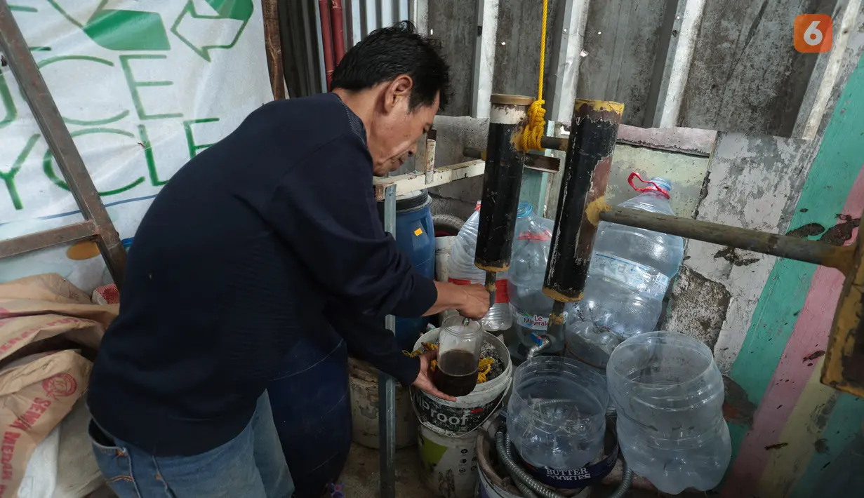 Pengurus RW 01 menampung hasil pengolahan sampah plastik yang telah mencair menjadi bahan bakar alternatif atau petasol di Jakarta, Senin (19/10/2026). (KLY/Budy Santoso)