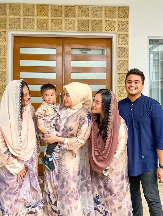 Sama-sama jadi mualaf, kebersamaan Nathalie dan dua adiknya itu pun kini menjadi sorotan publik.  [credit: @nathalie_holscher].