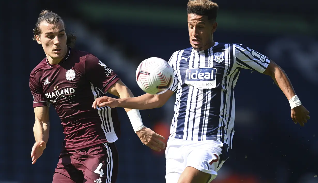 Pemain Leicester City, Caglar Soyuncu berebut bola dengan pemain West Bromwich Albion, Callum Robinson pada pertandingan Liga Inggris di Hawthorns di West Bromwich, Inggris, Minggu, (13/9/2020). Leicester menang telak 3-0 atas West Bromwich Albion. (Michael Regan/Pool via AP)