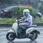 Ilustrasi pengendara motor menghadapi kondisi hujan. (Shutterstock/Bubbers BB)