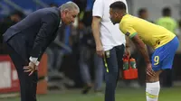 Tite (kiri) pelatih Brasil memberi arahan taktik pada Gabriel Jesus di tengah laga Brasil vs Venezuela pada penyisihan Grup A Copa America 2019. (AP/Natacha Pisarenko)
