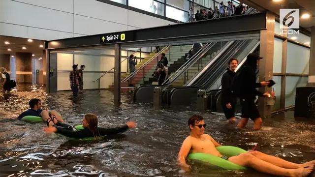 Meski air yang tergenang di stasiun kereta Uppsala, Swedia terlihat sangat kotor, warga tetap memutuskan untuk berenang dan bermain di stasiun tersebut.
