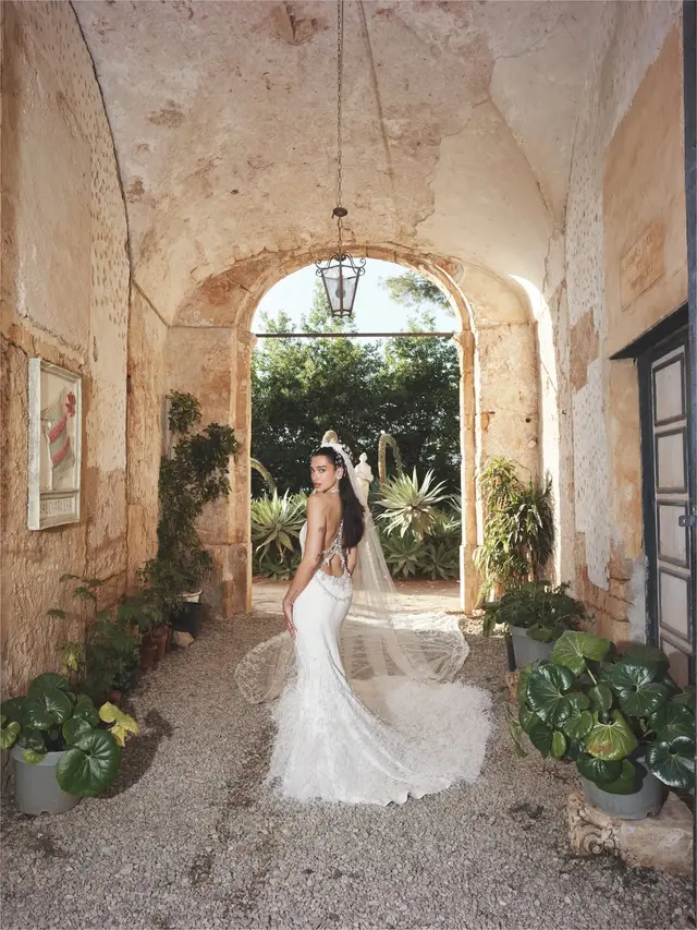 Detail Gaun Pengantin Dua Lipa di Italia, Karya Chanel yang Sarat Kemewahan Haute Couture