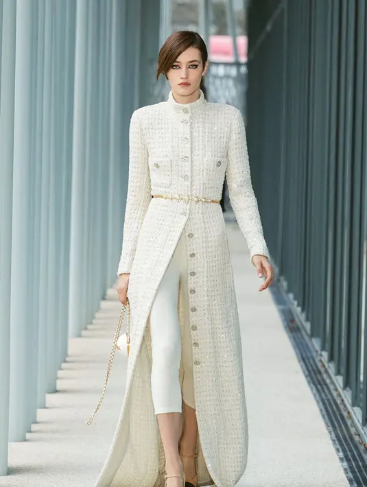 Padanan klasik white on white yang tak lekang waktu ini hampir hadir di setiap koleksi. Cocok untuk yang berjiwa sophisticated. Sematan ikat pinggang bermaterial rantai dan mini clutch menyempurnakan tampilan tanpa terlihat berlebihan.