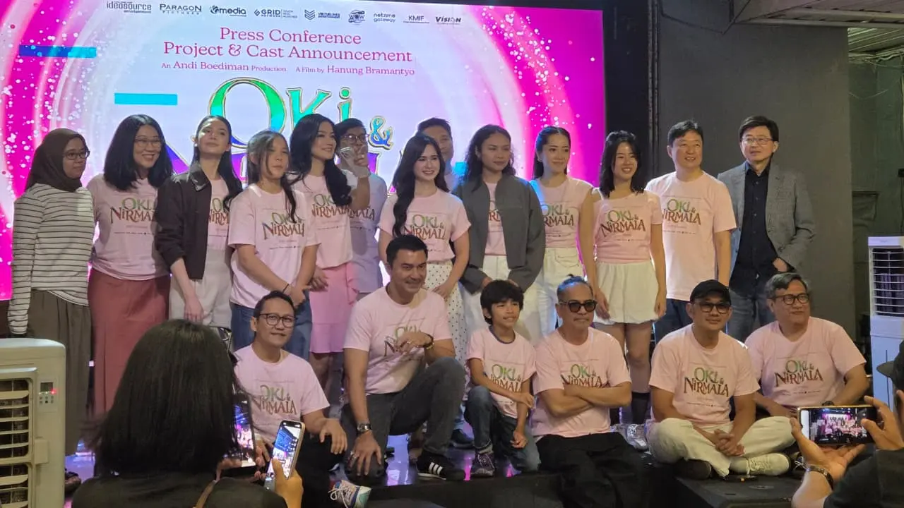 Deretan pemain dan sineas film Oki dan Nirmala. (Ratnaning Asih/ Liputan6.com)