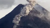 Awan panas dari bahan vulkanik mengalir menuruni lereng Gunung Merapi saat terjadi letusan di Sleman, Yogyakarta (27/1/2021). Gunung berapi paling aktif di Indonesia meletus pada Rabu dengan sungai lava dan awan gas yang membakar mengalir 1.500 meter (4.900 kaki) ke bawahnya. lereng. (AP Photo/Slam