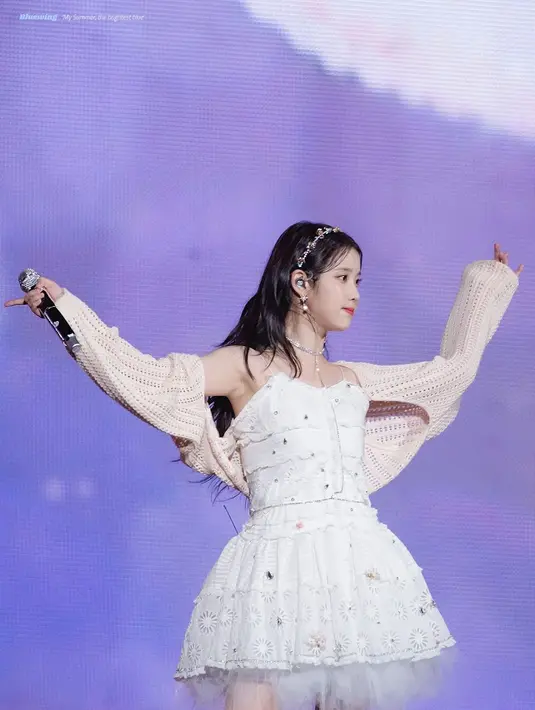 Imutnya IU dalam balutan mini dress putih yang dibalut outer warna beige. (Foto: bluewing via Koreaboo)