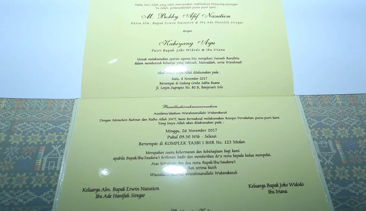 Untuk penggunaan bahan beludru pada undangan memang sudah biasa, namun Kahiyang Ayu dan Bobby Nasution memilih warna maroon sebagai warna kesukaan mereka dan juga menjadi salah satu ciri khas dari Mandailing. (Deki Prayoga/Bintang.com)